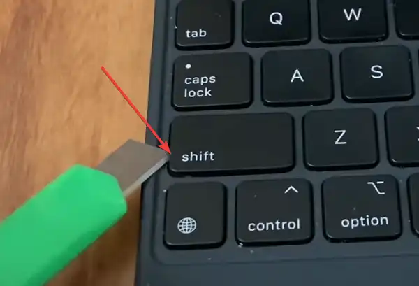 Remove the stuck keycap