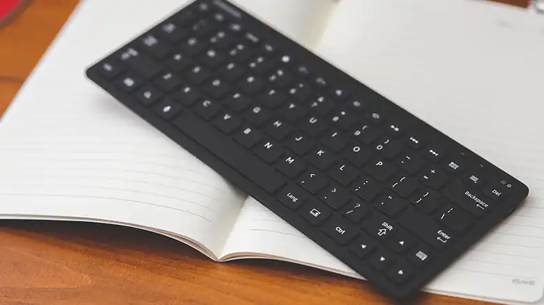 how to turn on wireless keyboard without power button